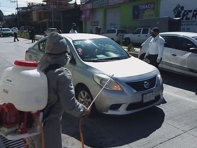 Instalan  filtro sanitario en Coatepec y sanitizan automóviles