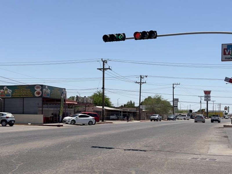 Instalan flecha de luz en semáforo