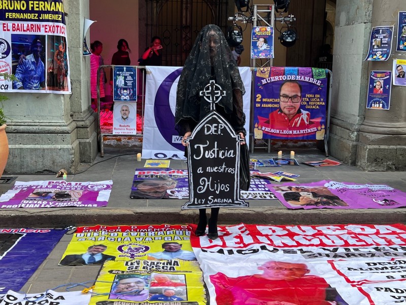 Instalan frente a palacio de gobierno, velorio de deudores alimentarios