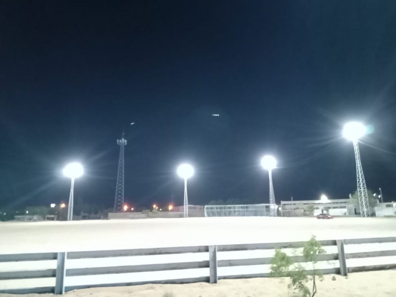Instalan lámparas en campos de beisbol y futbol infantil