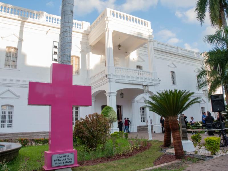 Instalan memorial permanente por víctimas de feminicidio en Culiacán