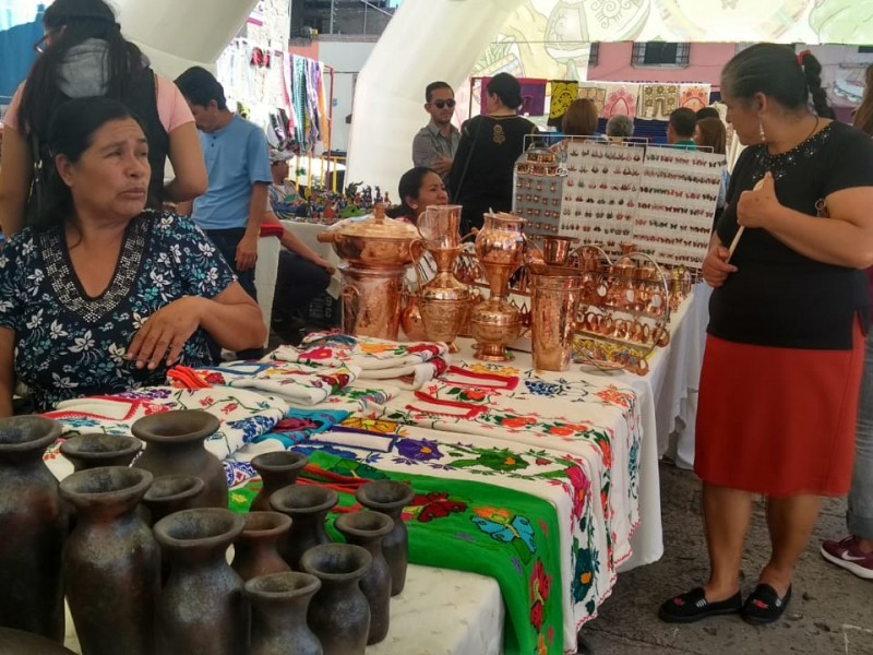 Instalan muestra artesanal navideña en Plaza Valladolid