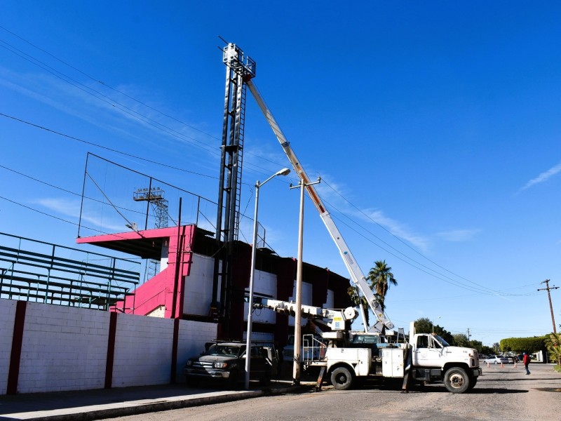 Instalan nueva torre de alumbrado en el “Andrés Mena Montijo”