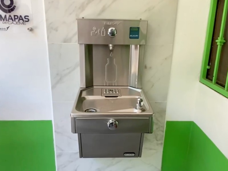 Instalan nuevo bebedero público en la banqueta de las oficinas del OOMAPASC
