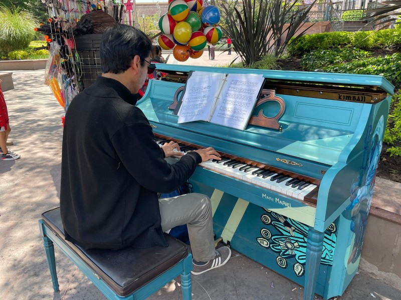 Instalan pianos en el centro de Querétaro