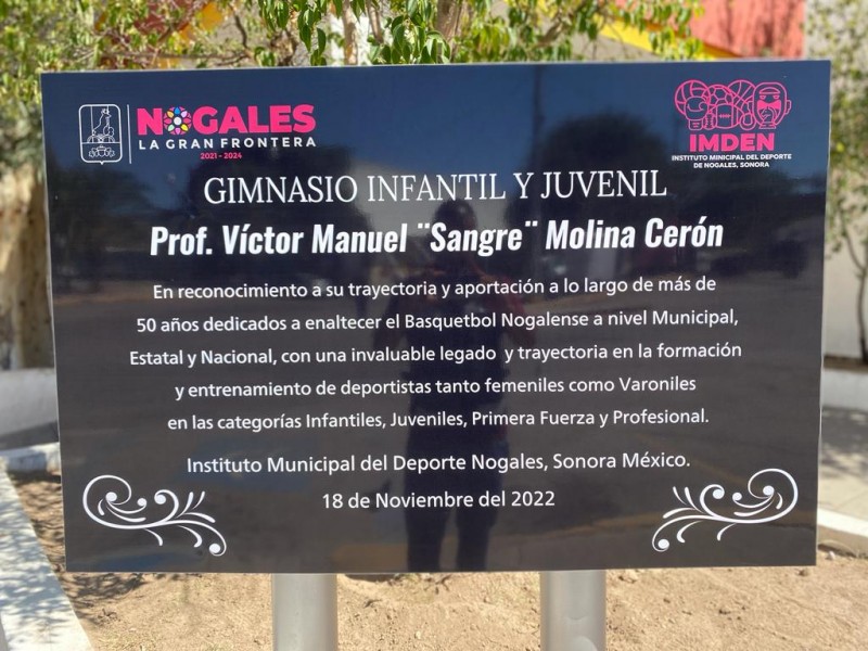 Instalan placas del maestro Molina