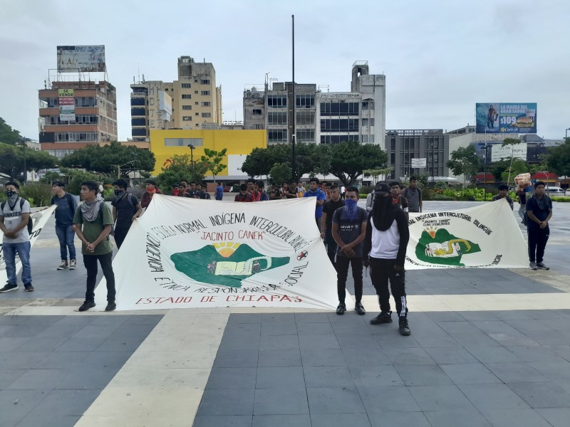 Instalan plantón indefinido normalistas de Jacinto canek afuera de Palacio de Gobierno