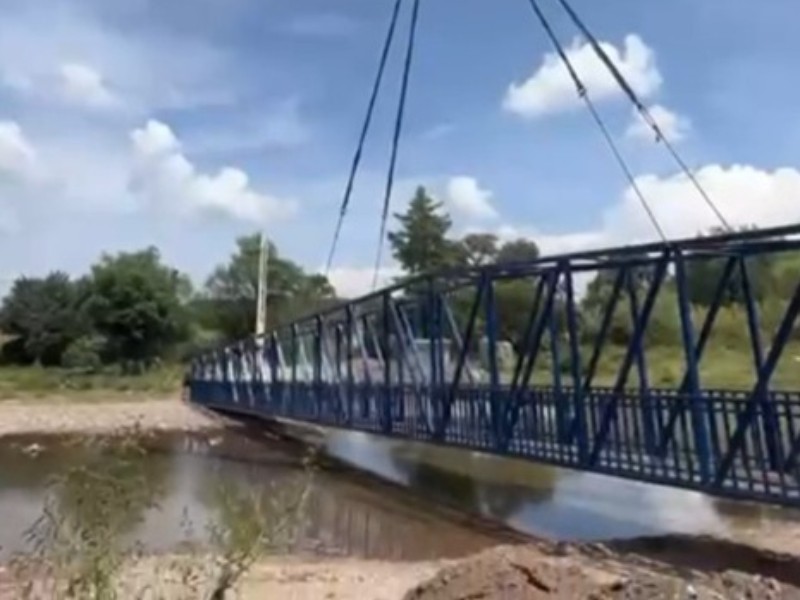 Instalan puente peatonal en Xoxonoxtle, en Dolores Hidalgo