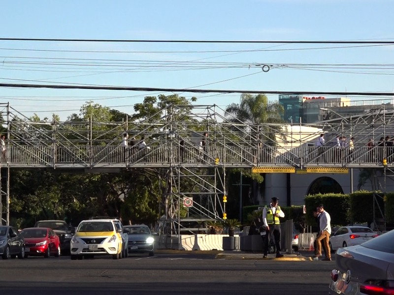 Instalan puente peatonal temporal para Expo Transporte ANPACT 2025 en Guadalajara