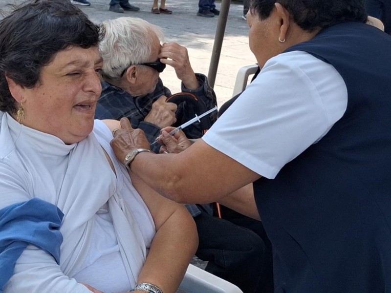 Instalan puesto de vacunación contra Influenza en Plaza del Carmen