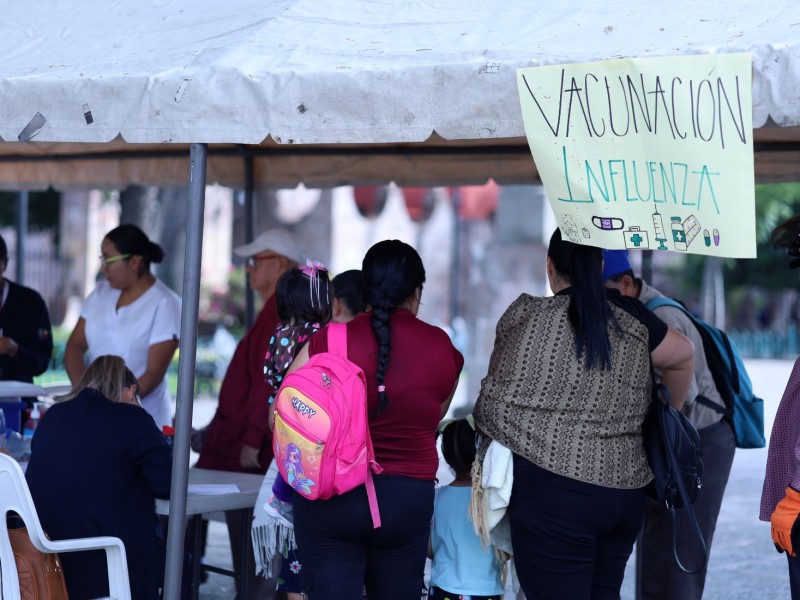 Instalan puesto de vacunación contra influenza en Plaza del Carmen