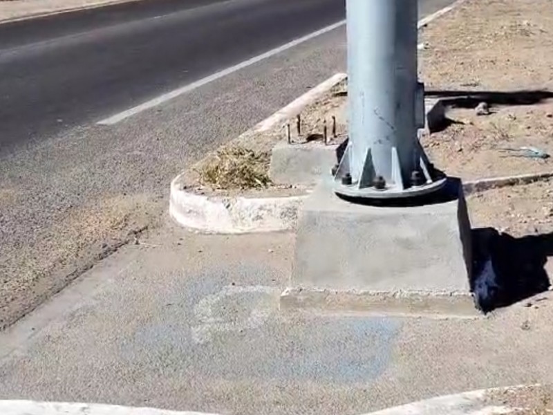 Instalan semáforo y bloquean cruce para discapacidad