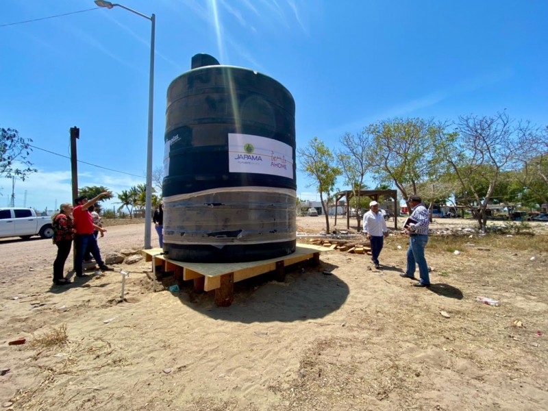 Instalan tanques de agua para visitantes en El Maviri