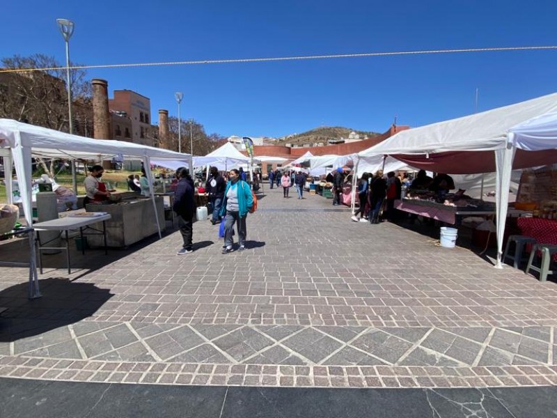 Instalan tianguis de cuaresma en Plaza Bicentenario