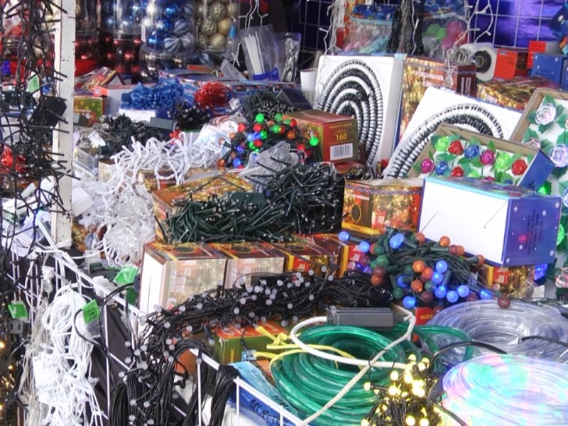 Instalan tianguis navideño a las afueras de la FENAZA