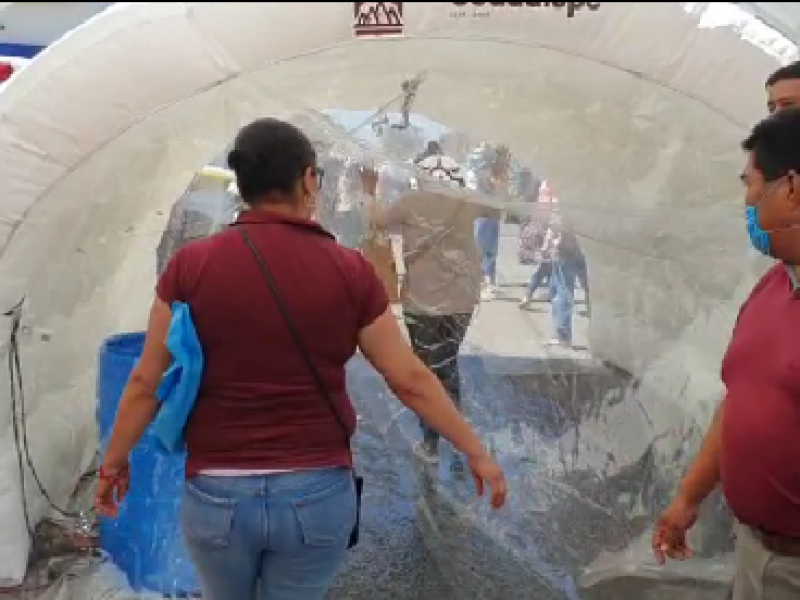 Instalan túneles sanitizadores en tianguis de Guadalupe