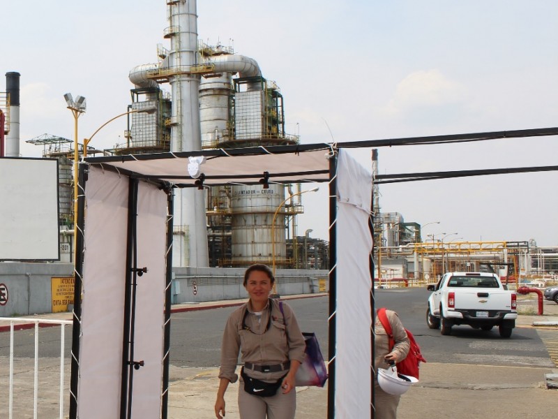 Instalan túneles sanitizantes en accesos a Refinería