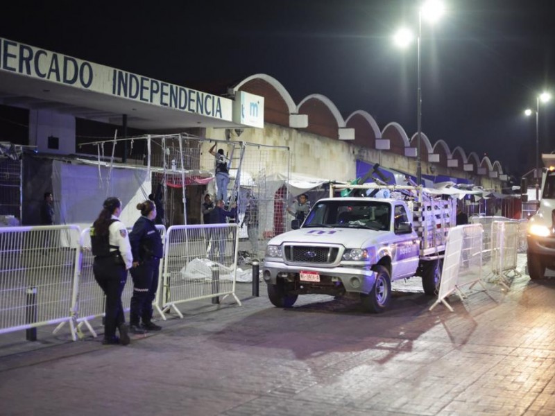 Instalan vallas para evitar comercio informal en el Mercado Independencia