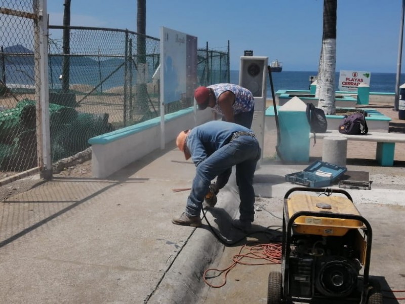 Instalaran luminarias en acceso a playa de Salagua