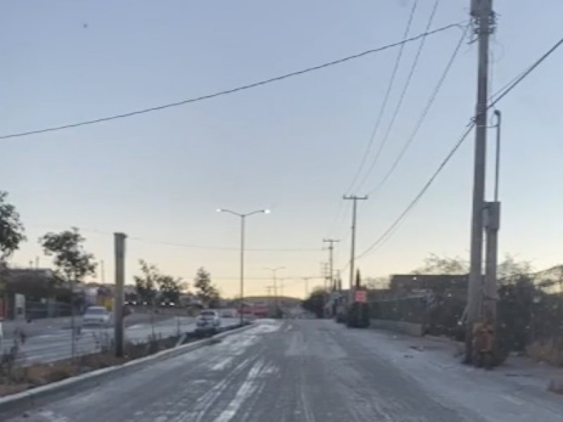 Instan a reportar fugas de agua para evitar calles congeladas
