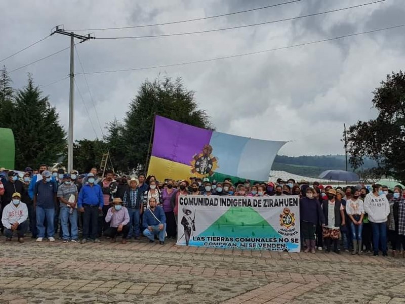 Instaura comunidad de Zirahuén barricadas para defender territorio comunal.