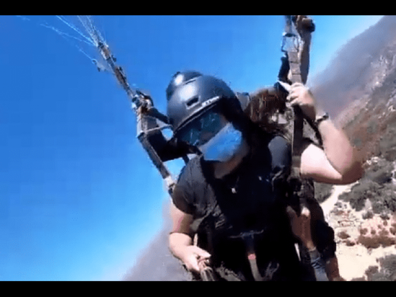 Instructor se atora en paracaídas de turista y salta
