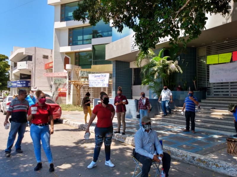 Instructores de ICATSIN piden dinero en la calle