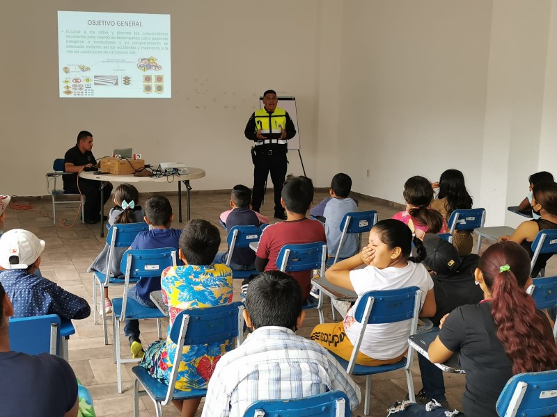 Instruyen a niños de colonia Revolución en educación vial 