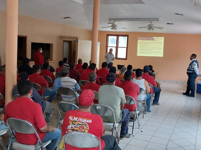 Instruyen en educación vial a chóferes de auto transportes