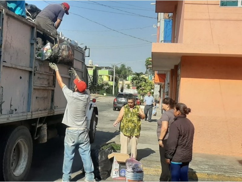 Instruyen sobre correcto manejo y entrega de los residuos sólidos