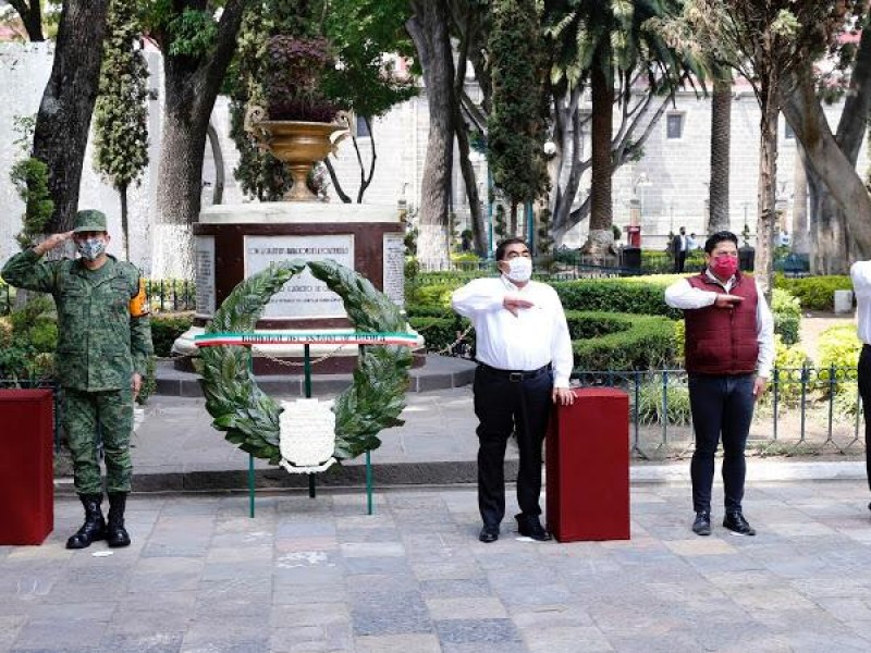 Insulta Gobernador de Puebla a mujer durante ceremonia