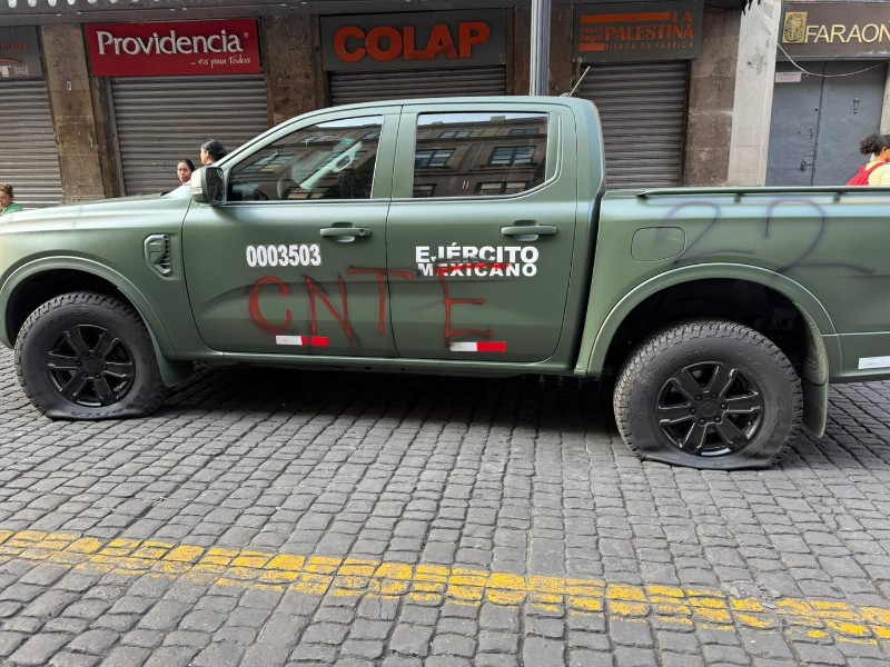 Integrantes de CNTE dañan vehículo militar durante protesta en CDMX