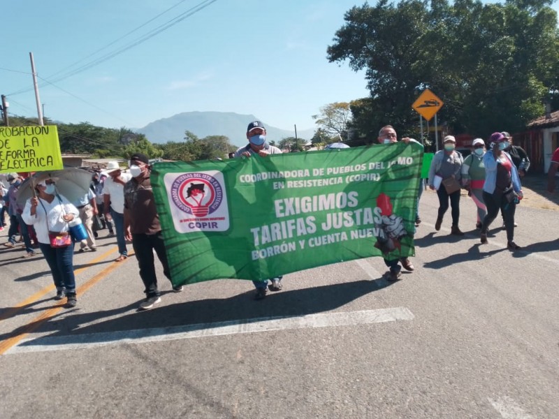 Integrantes de COPIR protestan contra la CFE