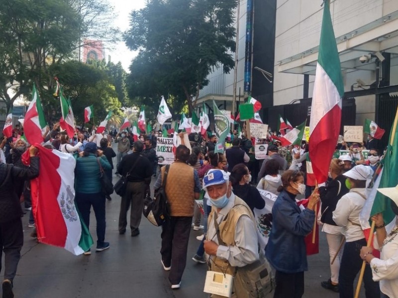 Integrantes de FRENAAA protestan frente al Senado