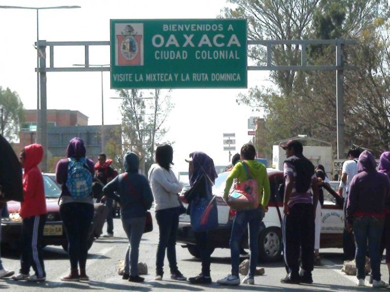 Integrantes de la CNTE bloquean carreteras en Oaxaca