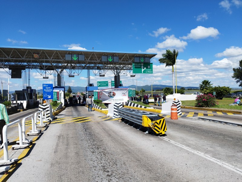 Integrantes de la CNTE toma caseta de Ecuandureo