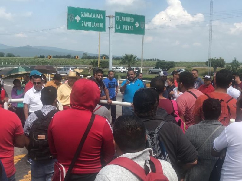 Integrantes de la CNTE toman caseta de Ecuandureo