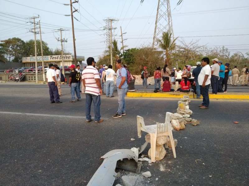 Integrantes de la CTM bloquean la carretera transistmica