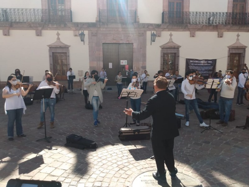 Integrantes de la Orquesta de Cámara y Coro se manifiestan