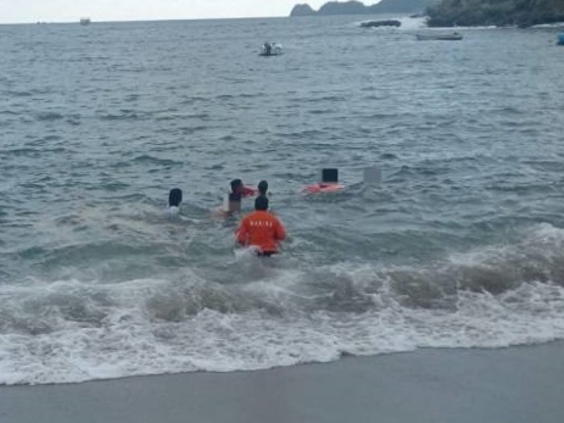 Integrantes de Semar rescatan a mujer con riesgo de ahogamiento