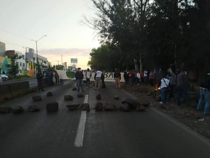 Integrantes de Suttebam bloquean salida a Pátzcuaro