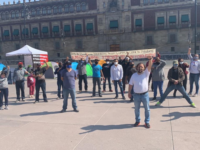 Integrantes del SITEZ instalan plantón en Palacio Nacional