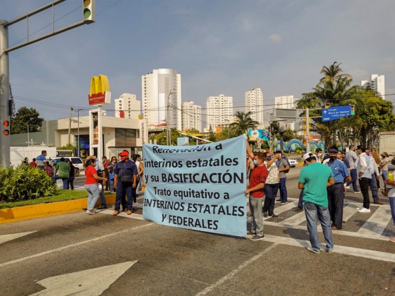 Integrantes del SUSPEG bloquean costera en Acapulco
