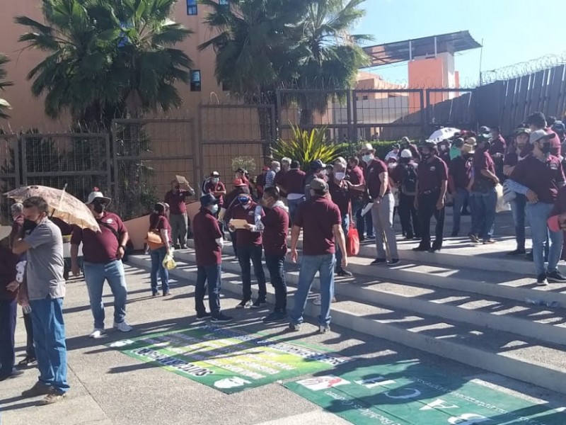 Integrantes del Sutcobach marchan en Chilpancingo; emplazan a huelga
