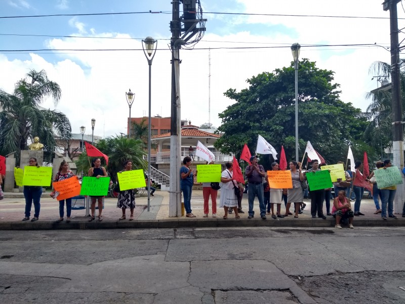 Integrentes de Antorcha Revolucionaria se manifiestan