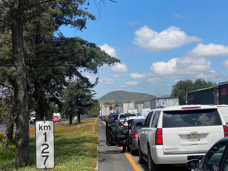 Intensa carga vehicular  por obras en la México–Querétaro