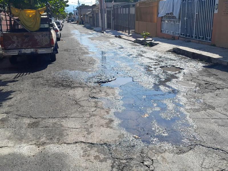 Intensa fuga de agua ocasiona la formación de baches en Filomeno Medina