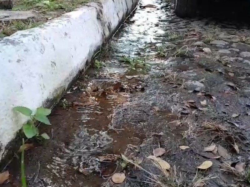 Intensa fuga de agua potable en colonia Las Palmas, Colima