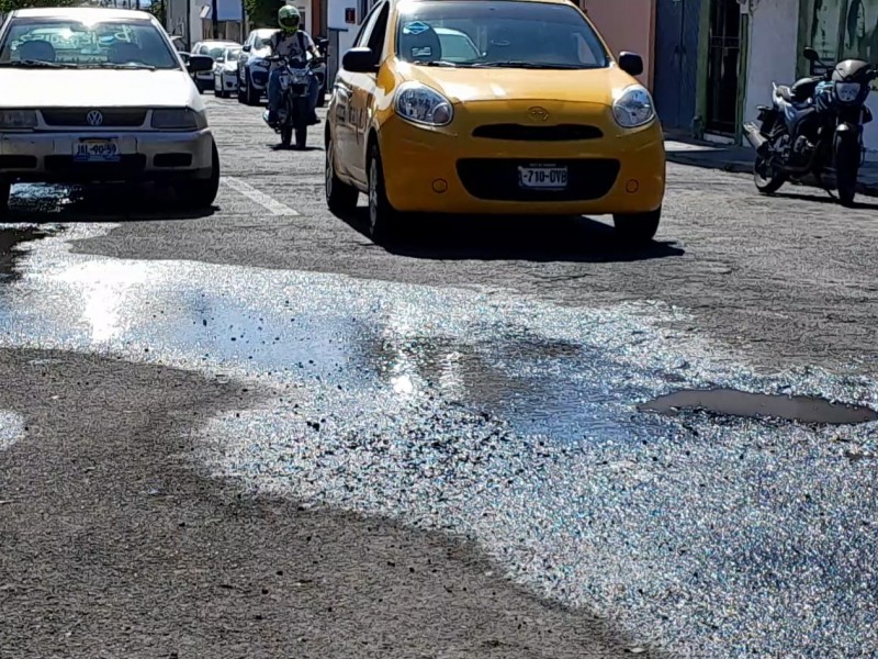 Intensa fuga de agua potable sobre calle Álvaro Obregón