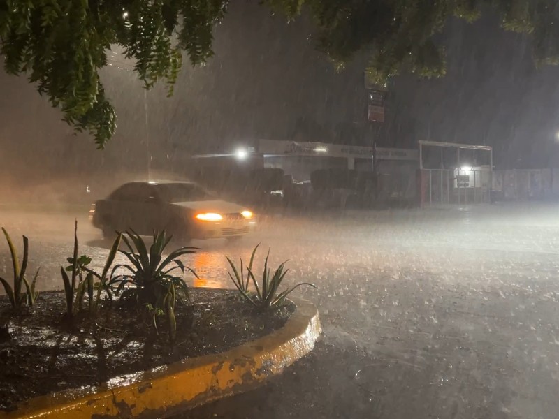 Intensa lluvia inunda calles en diferentes colonias de Guasave